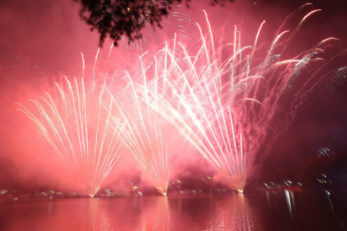 Pháo hoa rền vang trên bầu trời Thủ đô, chào mừng năm mới 2026 Ảnh 2