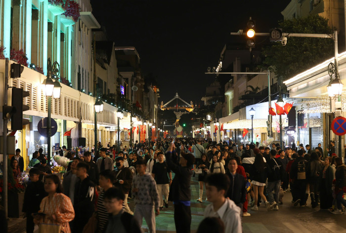 Phố đi bộ Hồ Gươm chật kín người, các đôi tình nhân tay trong tay trước Giao thừa Ảnh 2