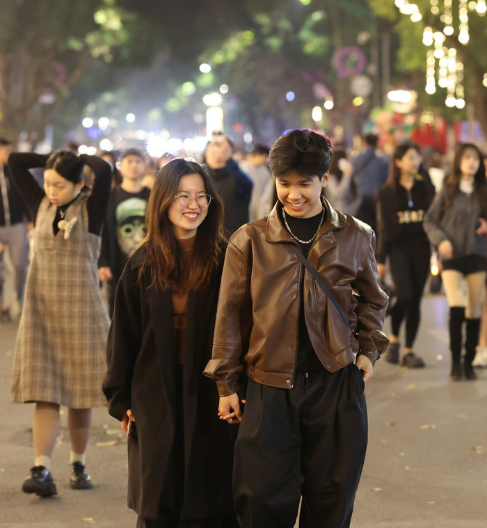 Phố đi bộ Hồ Gươm chật kín người, các đôi tình nhân tay trong tay trước Giao thừa Ảnh 6