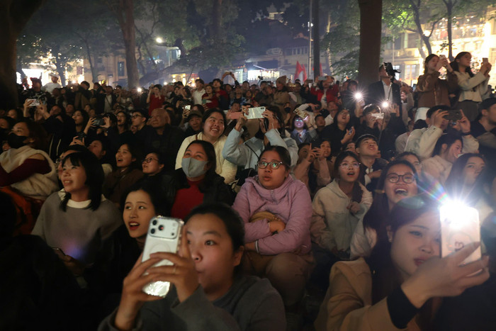 Pháo hoa rền vang trên bầu trời Thủ đô, chào mừng năm mới 2026 Ảnh 7