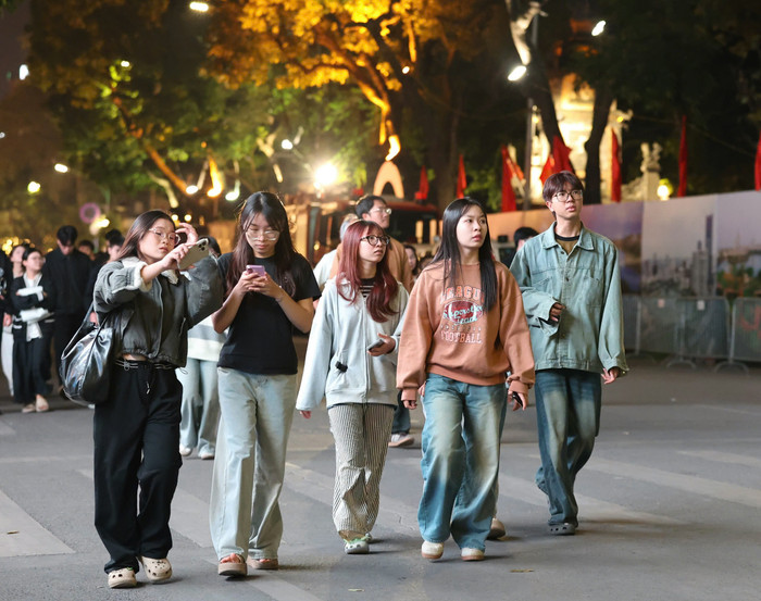 Người dân đổ về quảng trường Đông Kinh Nghĩa Thục một lúc một đông.