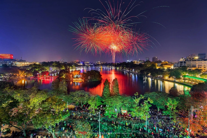 Không khí chào đón năm mới 2026 đang nhộn nhịp hơn bao giờ hết trên khắp cả nước. Ảnh: Lê Việt Khánh