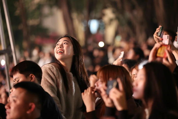 Pháo hoa rền vang trên bầu trời Thủ đô, chào mừng năm mới 2026 Ảnh 6