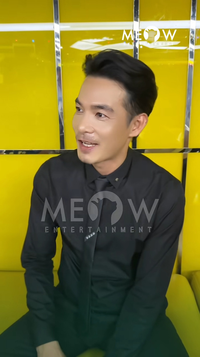 Quách Ngọc Ngoan cười rạng rỡ trong lúc chia sẻ về các con. Ảnh: Meowentertainment