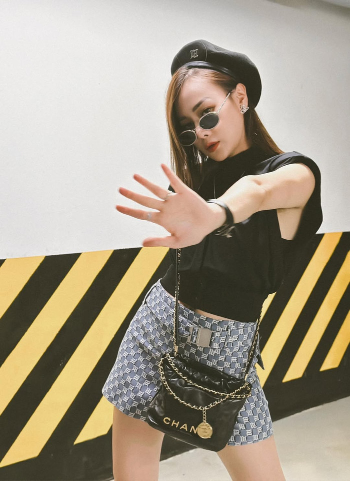 Phương Oanh đổi phong cách cá tính với chiếc túi Chanel.