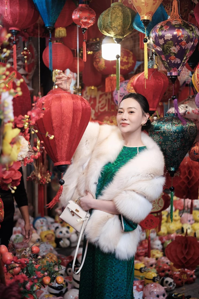 Phương Oanh tạo dáng cùng mẫu túi của Hermès.