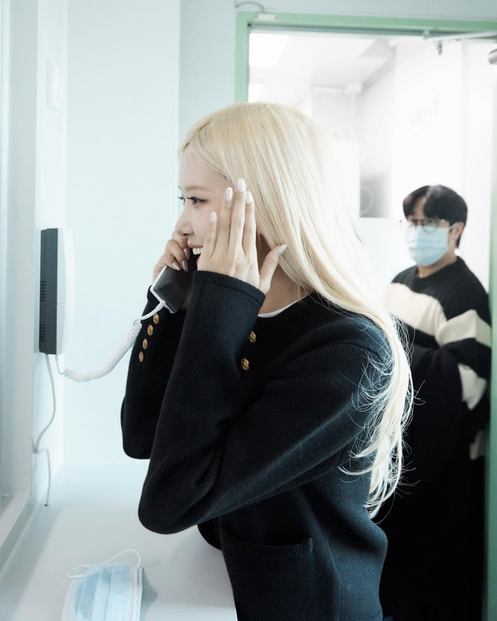 Rosé thể hiện sự tinh tế khi hỏi thăm một em nhỏ ở phòng bệnh Ảnh: IGNV