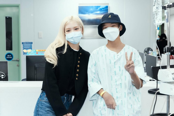 Rosé đeo khẩu trang, khéo léo chụp ảnh tại bệnh viện. Ảnh: IGNV