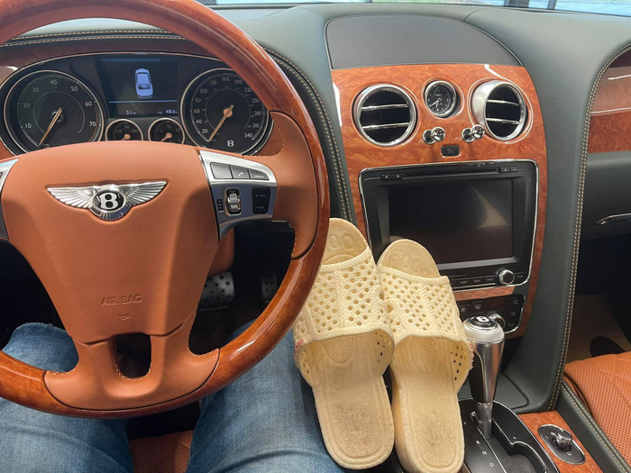 Hình ảnh đối lập giữa đôi dép tổ ong và siêu xe 11 chữ số của Quyền Linh.