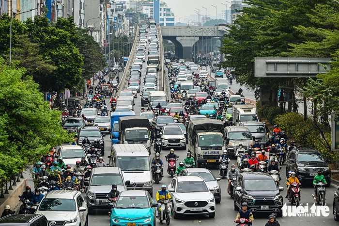 Từ giữa trưa, khu vực Ngã Tư Sở và lối xuống vành đai 2 trên cao đã kẹt cứng xe cộ. Ảnh: Tuổi Trẻ Online&nbsp;