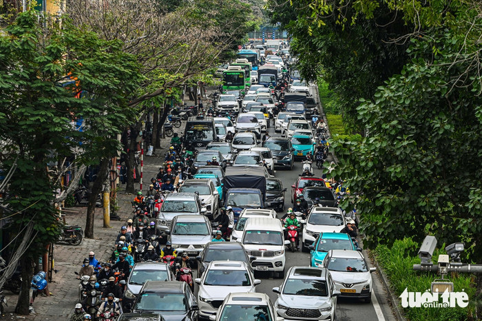 Hình ảnh ghi nhận tại khu vực Đường Láng. Ảnh: Tuổi Trẻ Online