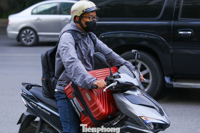 Người dân lỉnh kỉnh đồ đạc mang về quê nghỉ Tết Dương lịch 2026. Ảnh: Tiền Phong