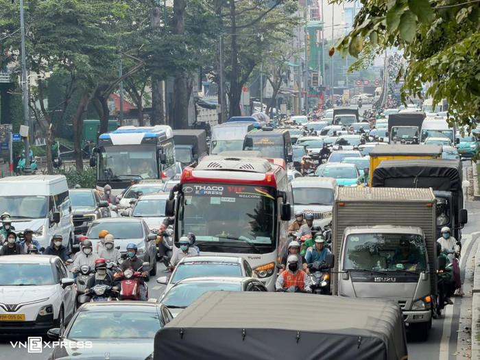 Dòng người tấp nập về quê. Ảnh: VnExpress