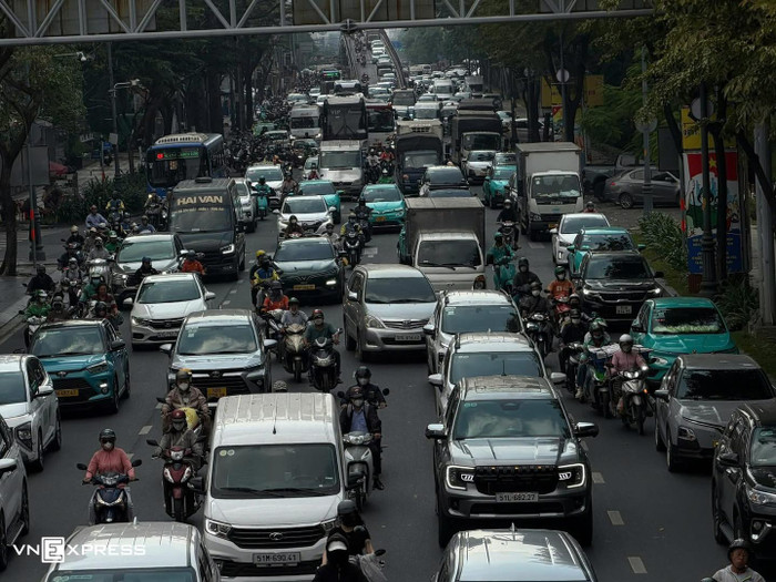 Dòng xe cộ kẹt cứng kéo dài hàng km. Ảnh: &nbsp;VnExpress
