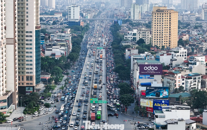 Lượng phương tiện tăng đột biến ngay sau giờ làm việc cuối cùng khiến việc di chuyển thoát khỏi nội đô trở nên vô cùng chật vật. Hình ảnh này ghi nhận tại khu vực đường Khuất Duy Tiến hướng về cửa ngõ phía Nam từ khoảng 14h lượng phương tiện đông đúc, các phương tiện di chuyển chậm. Nguồn ảnh: Tiền Phong