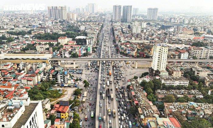 Ghi nhận tại đường Vành đai 3, dòng phương tiện nối đuôi nhau di chuyển chậm chạp. Ảnh: VTC News