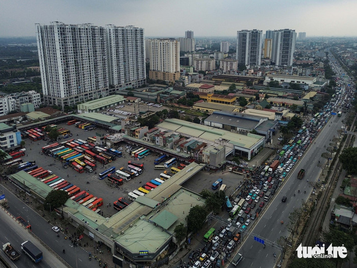 Ô tô liên tục xuất bến tại bến xe Nước Ngầm. Ảnh: Tuổi Trẻ Online