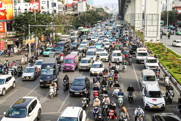 Từ khoảng 15h, các trục đường lớn như Trường Chinh - Giải Phóng, Ngọc Hồi, Hai Bà Trưng, Cầu Giấy, Vành đai 3, Tràng Thi, Hàng Bạc, Phan Đình Phùng... xảy ra ùn tắc kéo dài, xe cộ nối đuôi nhau, di chuyển khó khăn. Ảnh: VTC News