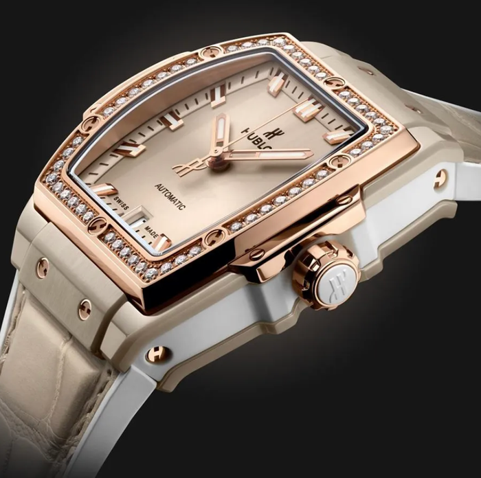 Dây đeo cao su và mặt kính chống trầy xước là những điểm cộng trên chiếc đồng hồ của Đàm Thu Trang.