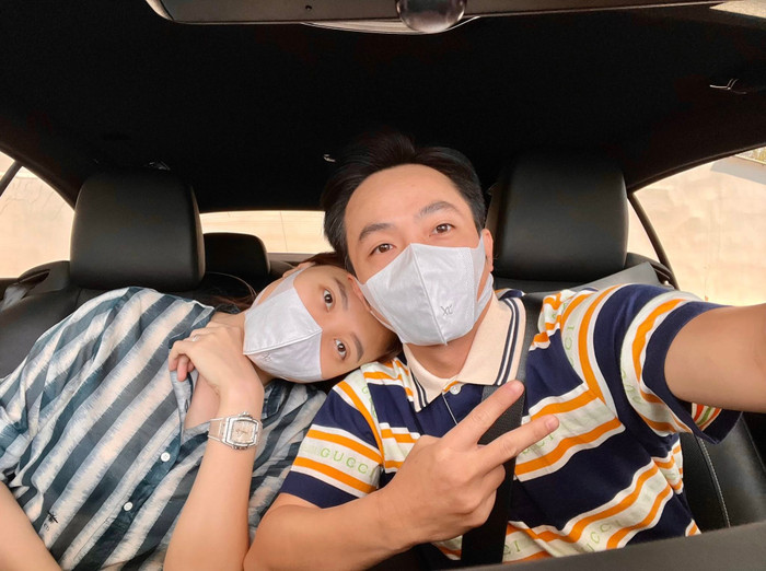 Doanh nhân Cường Đô La đăng tải loạt hình bên cạnh vợ trong suốt 10 năm qua, trong đó chiếc đồng hồ cũng là một trong những yếu tố gây chú ý. (Ảnh: FBNV)