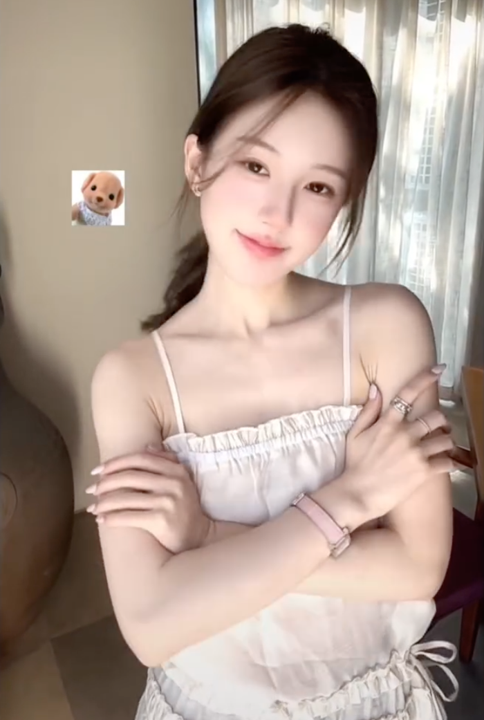 Trong đoạn clip, Triệu Lộ Tư 'đu trend nũng nịu' đang là xu hướng trên mạng xã hội (Ảnh: Chụp màn hình).