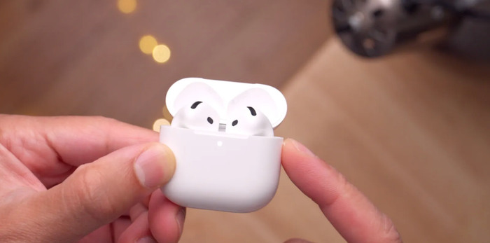 AirPods cũng sẽ được nâng cấp thêm trong bản iOS 27. (Ảnh: 9to5Mac)