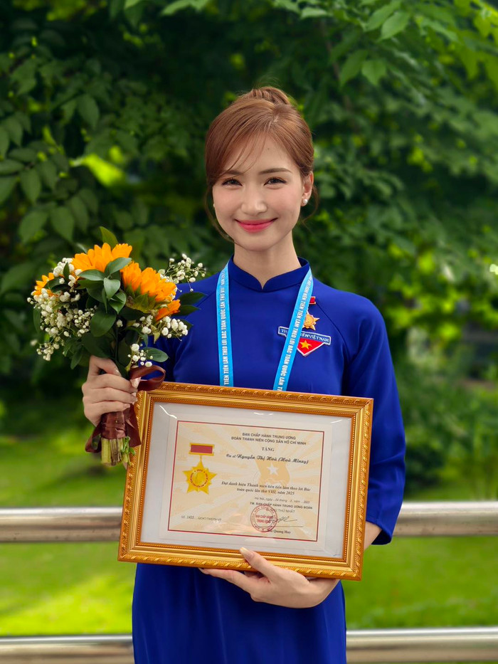 Hòa Minzy hạnh phúc chụp ảnh cùng bằng khen. Ảnh: FBNV