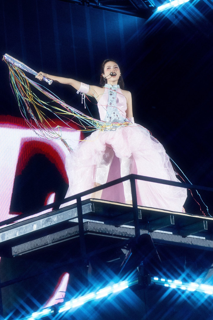 Nữ ca sĩ đạt thành tích ấn tượng từ ca hát đến tham gia đóng phim.