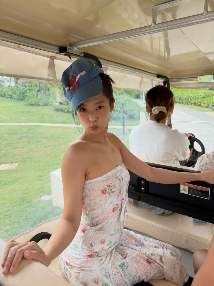 Jennie thoải mái chia sẻ ảnh tạo dáng nhí nhố đến đông đảo khán giả. Ảnh: IGNV