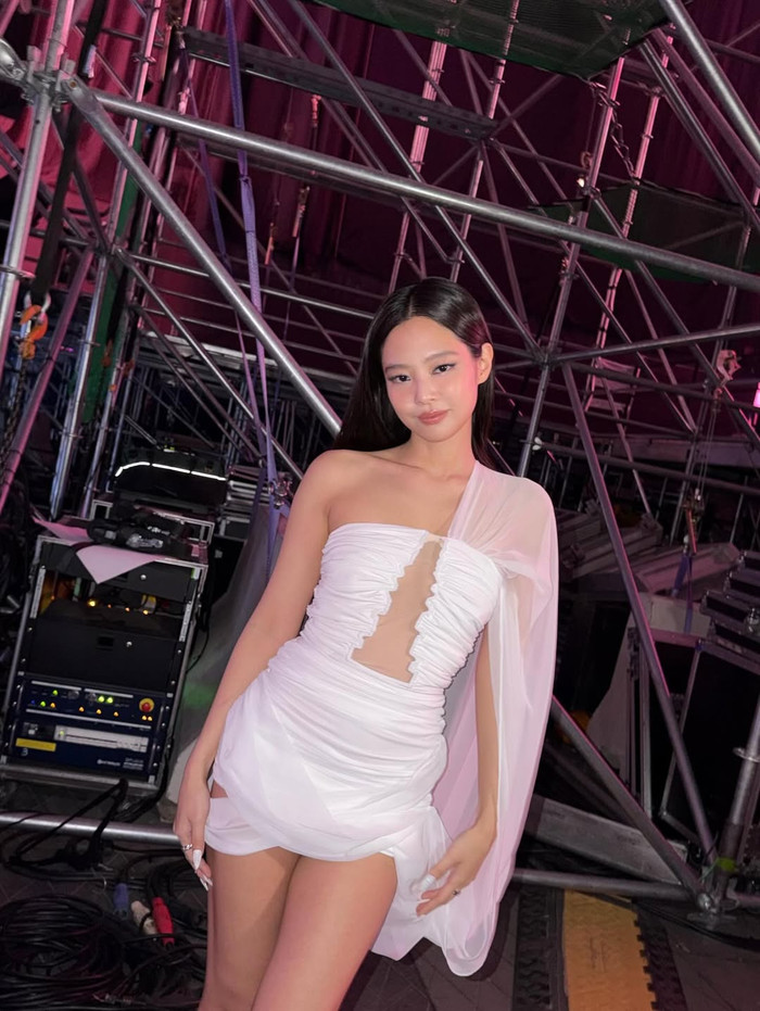 Jennie tung ảnh hậu trường sau mỗi đêm diễn. Ảnh: IGNV