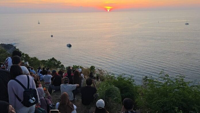 Cảnh tượng kì vĩ xuất hiện vào ngày cuối năm, người dân đổ xô đến xem Ảnh 1