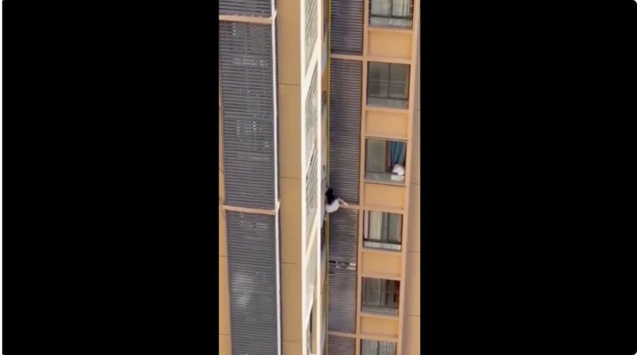 Người phụ nữ có hành động cực kỳ nguy hiểm tại một tòa nhà cao tầng, hàng xóm hoảng hốt Ảnh 2