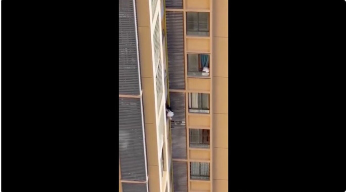 Người phụ nữ có hành động cực kỳ nguy hiểm tại một tòa nhà cao tầng, hàng xóm hoảng hốt Ảnh 3