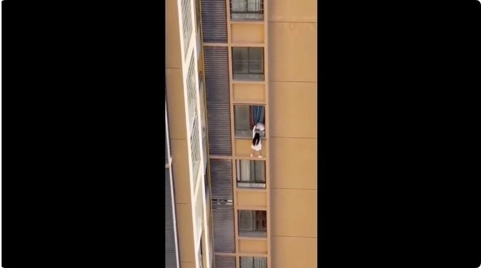 Người phụ nữ có hành động cực kỳ nguy hiểm tại một tòa nhà cao tầng, hàng xóm hoảng hốt Ảnh 1