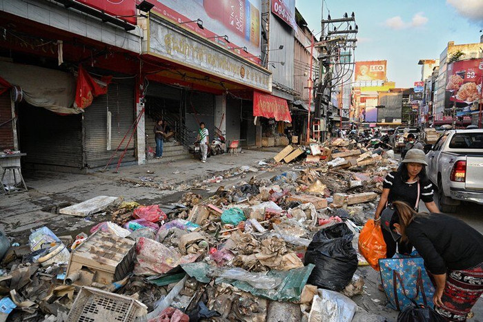 Ngôi chợ sầm uất bị rác thải bao phủ sau trận lũ lớn, người dân bức xúc Ảnh 2