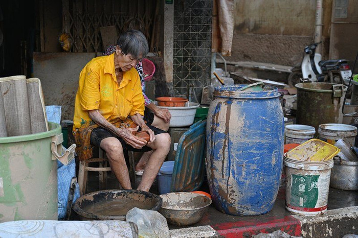 Ngôi chợ sầm uất bị rác thải bao phủ sau trận lũ lớn, người dân bức xúc Ảnh 4