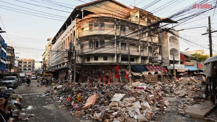 Ngôi chợ sầm uất bị rác thải bao phủ sau trận lũ lớn, người dân bức xúc Ảnh 1