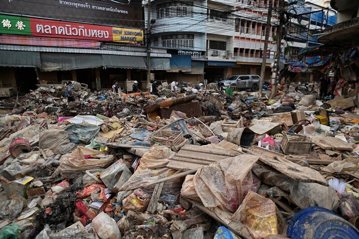 Ngôi chợ sầm uất bị rác thải bao phủ sau trận lũ lớn, người dân bức xúc Ảnh 3