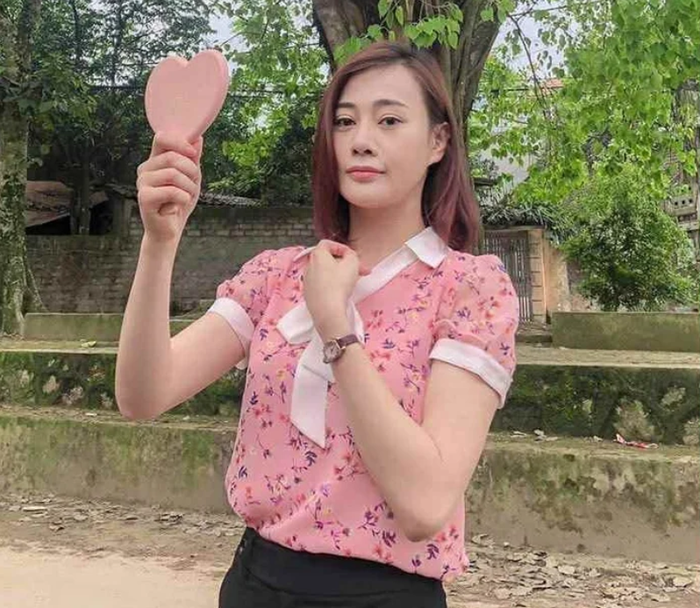 Phương Oanh đeo Tissot Carson Automatic trong hậu trường Những ngày không quên. Ảnh: VTV