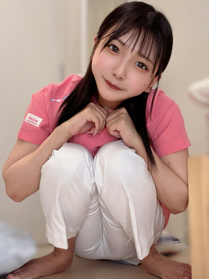 Nữ y tá bị đuổi việc vì đăng ảnh chụp khoe nội y trong bệnh viện Ảnh 1