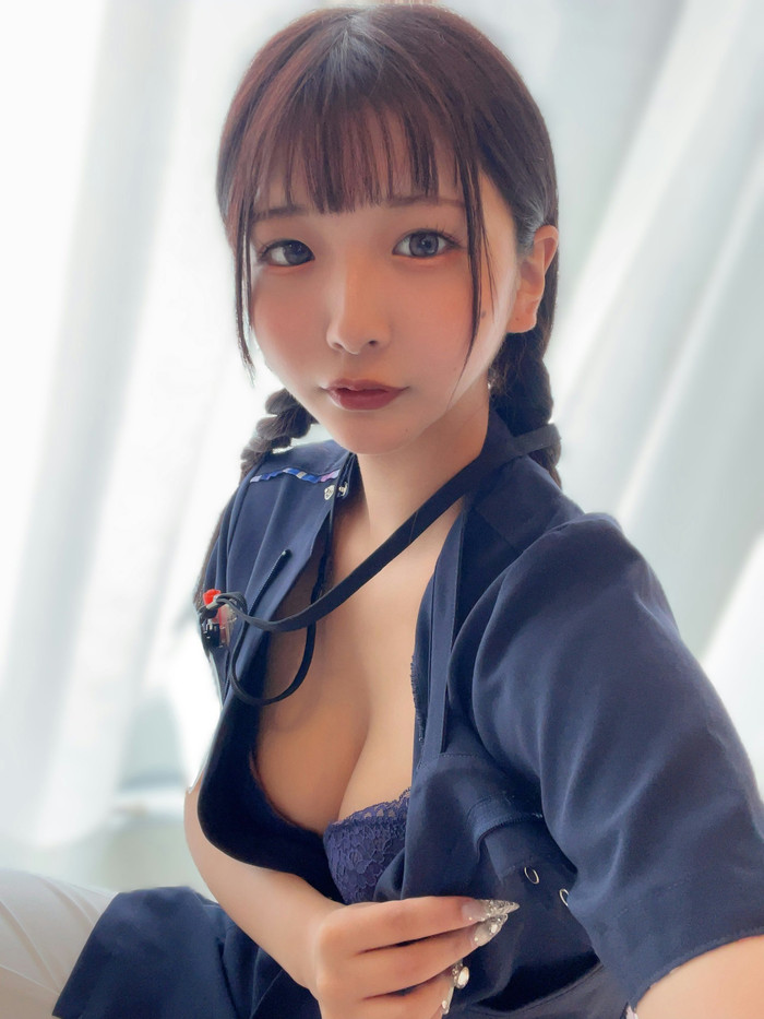 Nữ y tá bị đuổi việc vì đăng ảnh chụp khoe nội y trong bệnh viện Ảnh 4