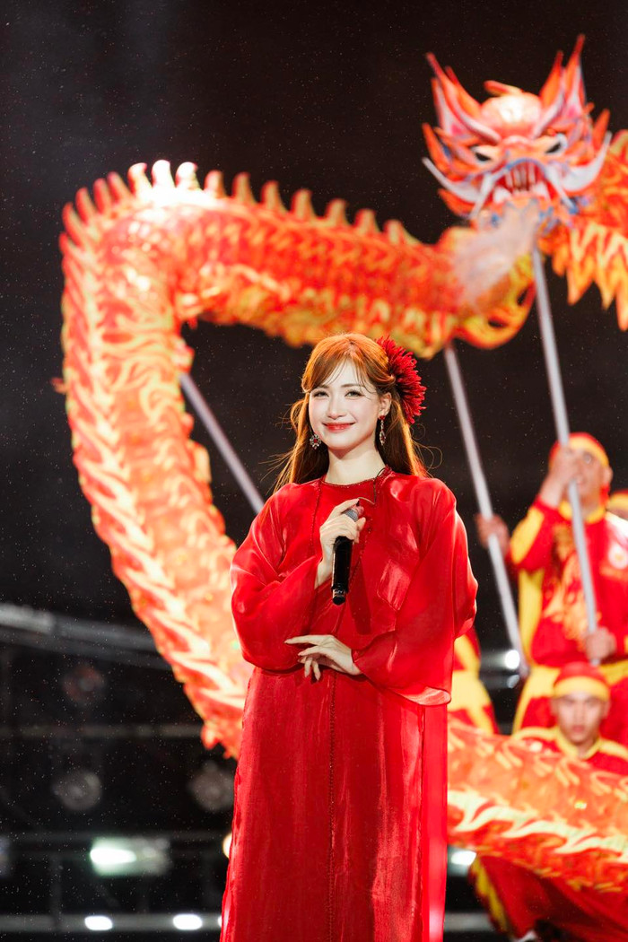 Hòa Minzy chạy show liên tục, khán giả thắc mắc một điều về bé Bo Ảnh 1