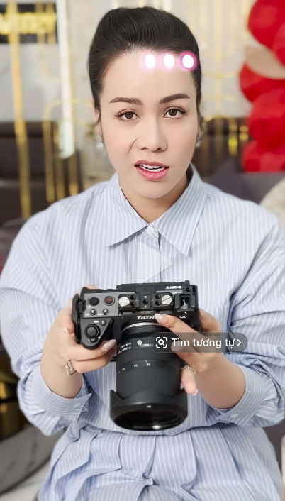 Nhật Kim Anh được bắt gặp sử dụng chiếc máy quay phim này.