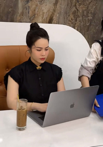 Nhật Kim Anh được bắt gặp sử dụng chiếc máy tính giá 8 chữ số này.