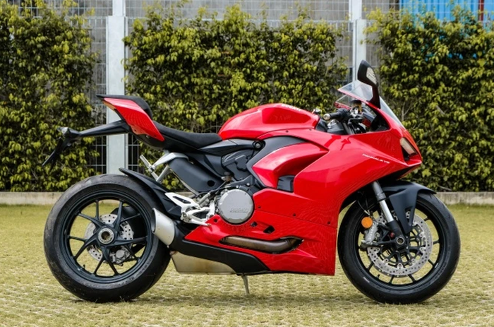 Chiếc xe khủng của ca sĩ Hương Tràm là lựa chọn phù hợp cho những người yêu tốc độ.