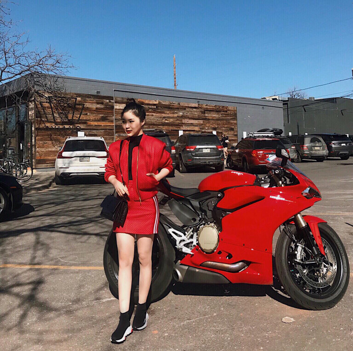 Chiếc xe khủng của Hương Tràm gây ấn tượng mạnh bởi hiệu năng lẫn thiết kế đặc trưng của thương hiệu Ý.