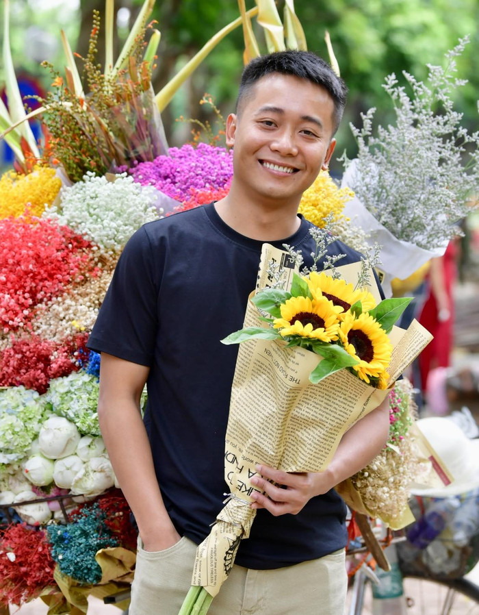 Quang Linh Vlogs sử dụng chiếc điện thoại 16 triệu. Ảnh: FBNV