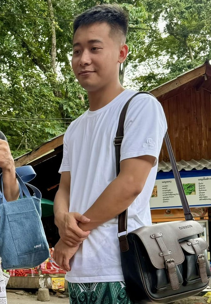 Quang Linh Vlogs lựa chọn chiếc điện thoại 16 triệu. Ảnh: FBNV