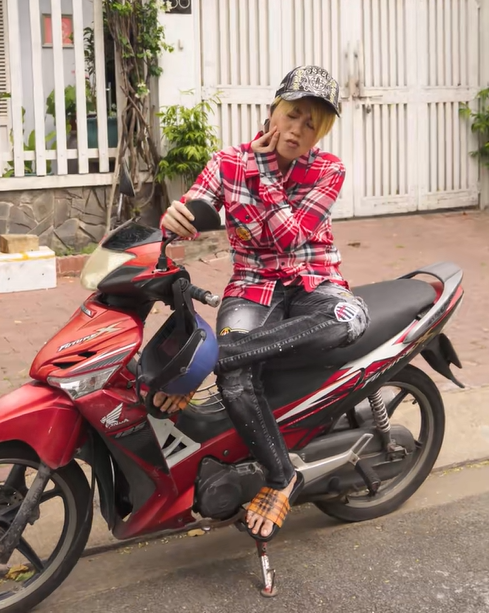 Lâm Vỹ Dạ đã khéo léo sử dụng xe máy đời cũ làm bạn đồng hành trên set quay. Ảnh chụp màn hình