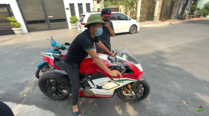 Ông Hoàng Kim Khánh trải nghiệm chiếc Ducati Panigale V4 Speciale trị giá gần 2 tỷ đồng. 